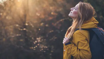 Mujer feliz en la naturaleza