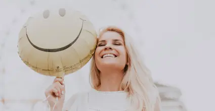 Mujer feliz con actitud positiva