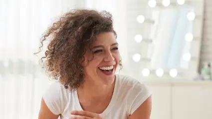 Mujer feliz con humor riéndose